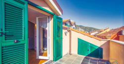 TRILOCALE ATTICO SU 2 LIVELLI + TERRAZZINO –  VIA VITTORIO VENETO  – 50 m DAL MARE – ALASSIO