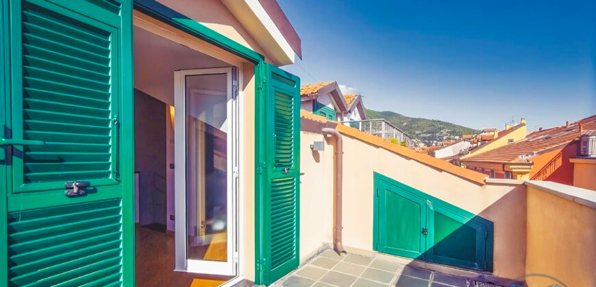 TRILOCALE ATTICO SU 2 LIVELLI + TERRAZZINO –  VIA VITTORIO VENETO  – 50 m DAL MARE – ALASSIO