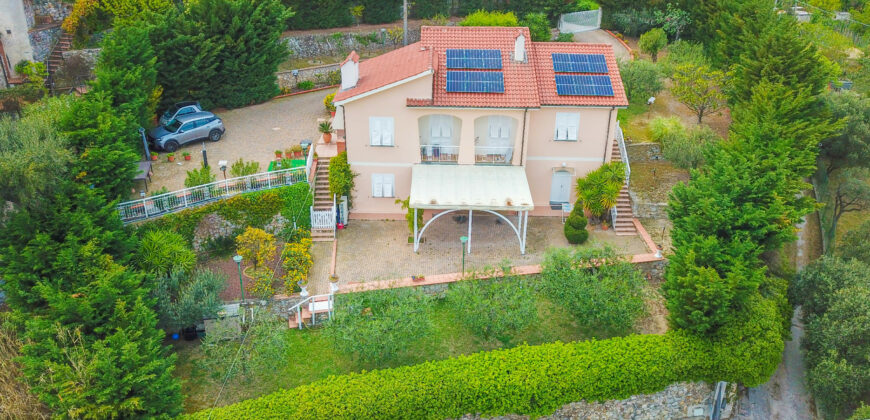 VILLA IMMERSA NEL VERDE CON STUPENDA VISTA MARE –  REGIONE LUMINELLA – 2 Km dal MARE – NOLI