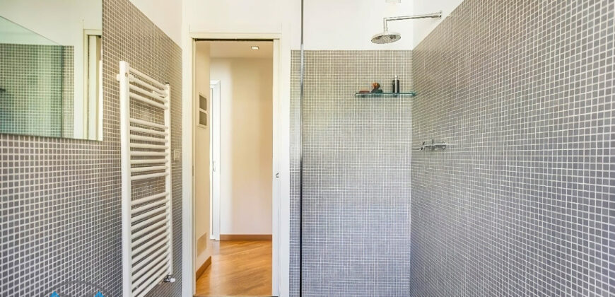 TRILOCALE ATTICO SU 2 LIVELLI + TERRAZZINO –  VIA VITTORIO VENETO  – 50 m DAL MARE – ALASSIO