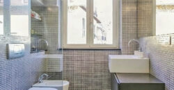 TRILOCALE ATTICO SU 2 LIVELLI + TERRAZZINO –  VIA VITTORIO VENETO  – 50 m DAL MARE – ALASSIO
