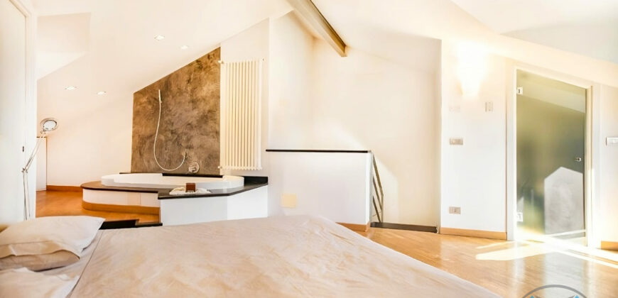 TRILOCALE ATTICO SU 2 LIVELLI + TERRAZZINO –  VIA VITTORIO VENETO  – 50 m DAL MARE – ALASSIO