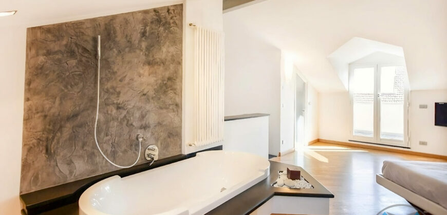 TRILOCALE ATTICO SU 2 LIVELLI + TERRAZZINO –  VIA VITTORIO VENETO  – 50 m DAL MARE – ALASSIO