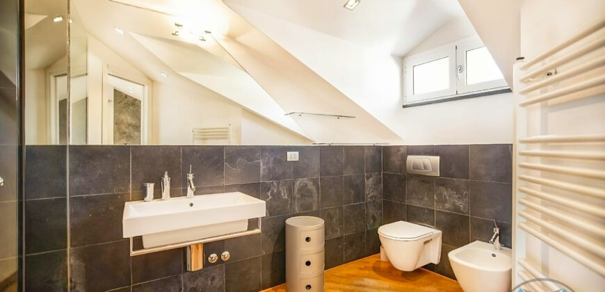 TRILOCALE ATTICO SU 2 LIVELLI + TERRAZZINO –  VIA VITTORIO VENETO  – 50 m DAL MARE – ALASSIO