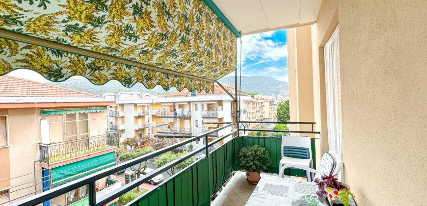 TRILOCALE COMPLETAMENTE RISTRUTTURATO ED ARREDATO CON DOPPIO BALCONE + CANTINA  –  VIA COMO – 100 m DAL MARE – PIETRA LIGURE
