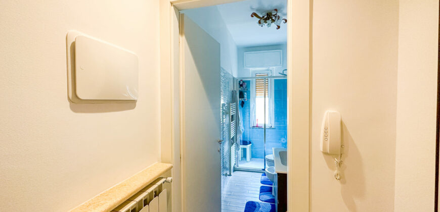 TRILOCALE COMPLETAMENTE RISTRUTTURATO ED ARREDATO CON DOPPIO BALCONE + CANTINA  –  VIA COMO – 100 m DAL MARE – PIETRA LIGURE