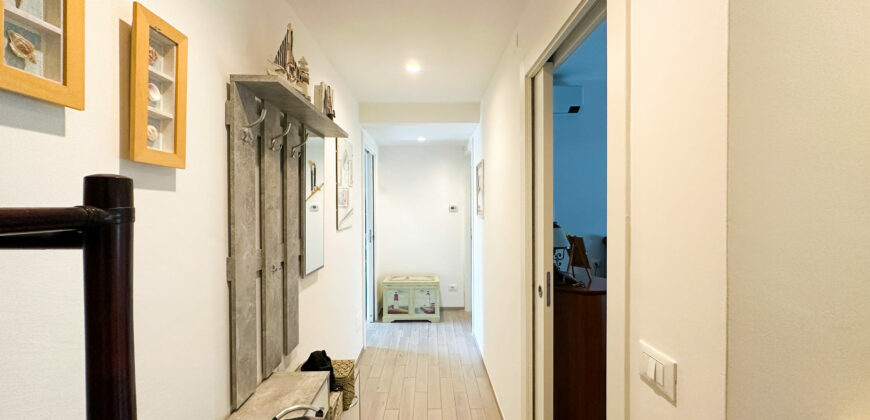 TRILOCALE COMPLETAMENTE RISTRUTTURATO ED ARREDATO CON DOPPIO BALCONE + CANTINA  –  VIA COMO – 100 m DAL MARE – PIETRA LIGURE