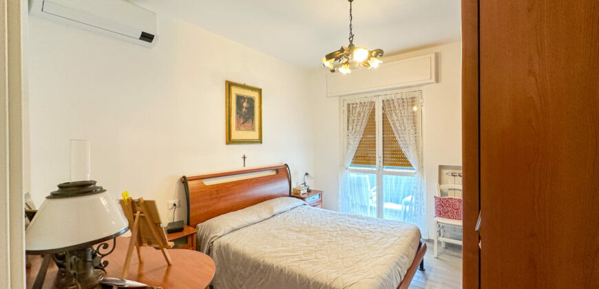 TRILOCALE COMPLETAMENTE RISTRUTTURATO ED ARREDATO CON DOPPIO BALCONE + CANTINA  –  VIA COMO – 100 m DAL MARE – PIETRA LIGURE