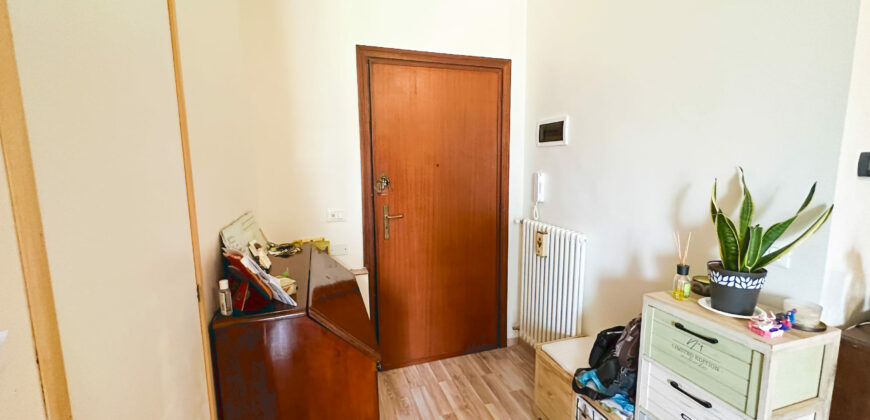 TRILOCALE CON AMPIO BALCONE ANGOLARE VISTA MARE + MANSARDA E POSTO AUTO –  VIA PINELAND – 1,5 Km DAL MARE – BORGHETTO S.SPIRITO