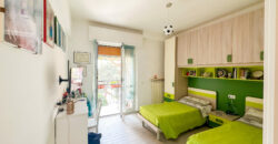 TRILOCALE COMPLETAMENTE RISTRUTTURATO ED ARREDATO CON DOPPIO BALCONE + CANTINA  –  VIA COMO – 100 m DAL MARE – PIETRA LIGURE