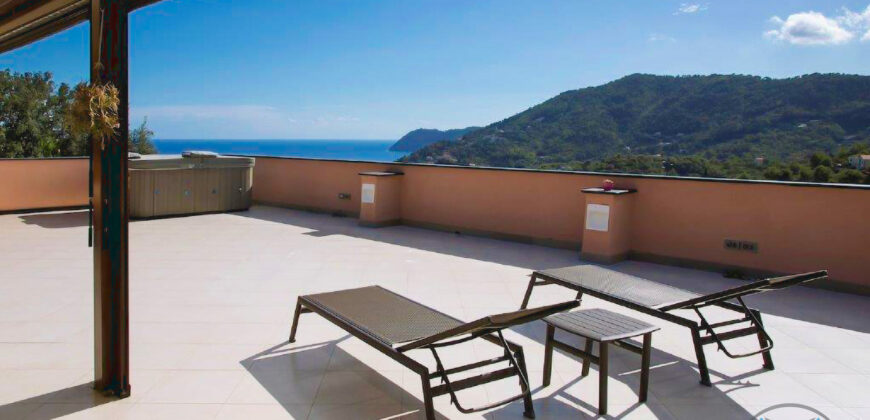 ATTICO CON  AMPIA TERRAZZA E PISCINA VISTA MARE IN VILLA STORICA –  VIA ADELASIA – 2 Km DAL MARE – ALASSIO