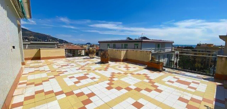 ATTICO CON AMPIO TERRAZZO VISTA MARE + BOX E CANTINA –  VIA IGNAZIO DELL’ORO – 400 m DAL MARE – ALASSIO