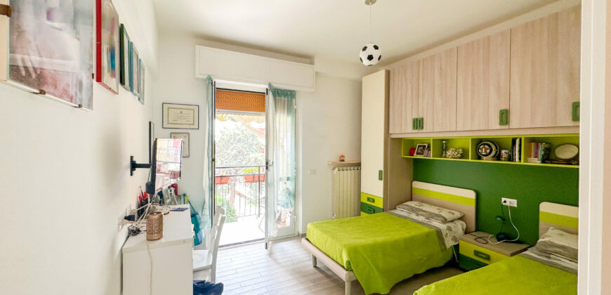TRILOCALE COMPLETAMENTE RISTRUTTURATO ED ARREDATO CON DOPPIO BALCONE + CANTINA  –  VIA COMO – 100 m DAL MARE – PIETRA LIGURE