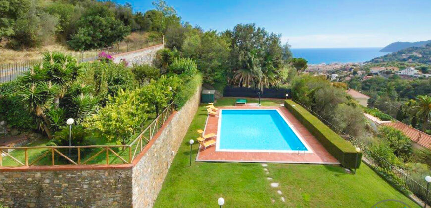 ATTICO CON  AMPIA TERRAZZA E PISCINA VISTA MARE IN VILLA STORICA –  VIA ADELASIA – 2 Km DAL MARE – ALASSIO