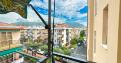 TRILOCALE COMPLETAMENTE RISTRUTTURATO ED ARREDATO CON DOPPIO BALCONE + CANTINA  –  VIA COMO – 100 m DAL MARE – PIETRA LIGURE