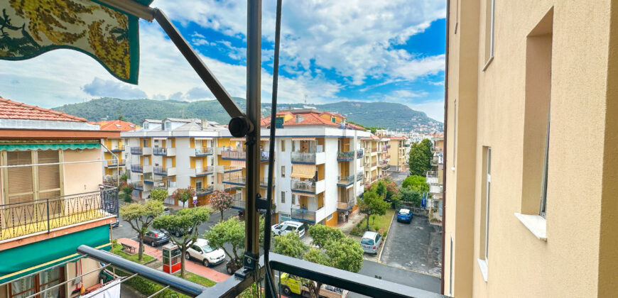TRILOCALE COMPLETAMENTE RISTRUTTURATO ED ARREDATO CON DOPPIO BALCONE + CANTINA  –  VIA COMO – 100 m DAL MARE – PIETRA LIGURE