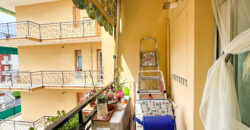 TRILOCALE COMPLETAMENTE RISTRUTTURATO ED ARREDATO CON DOPPIO BALCONE + CANTINA  –  VIA COMO – 100 m DAL MARE – PIETRA LIGURE