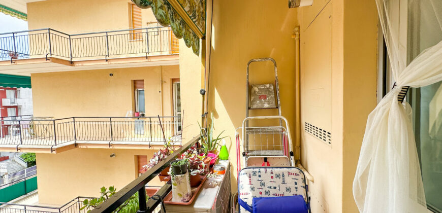 TRILOCALE COMPLETAMENTE RISTRUTTURATO ED ARREDATO CON DOPPIO BALCONE + CANTINA  –  VIA COMO – 100 m DAL MARE – PIETRA LIGURE