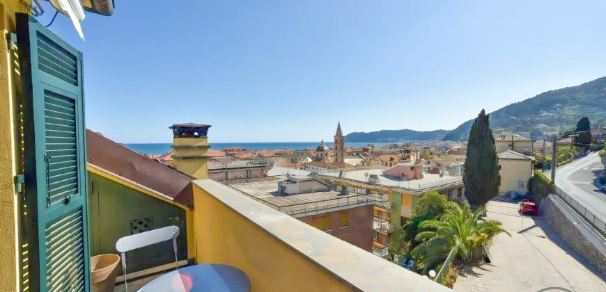 ATTICO SU 2 LIVELLI CON SPLENDIDI TERRAZZI VISTA MARE –  VIA ADELASIA – 500 m DAL MARE – ALASSIO