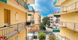 TRILOCALE COMPLETAMENTE RISTRUTTURATO ED ARREDATO CON DOPPIO BALCONE + CANTINA  –  VIA COMO – 100 m DAL MARE – PIETRA LIGURE