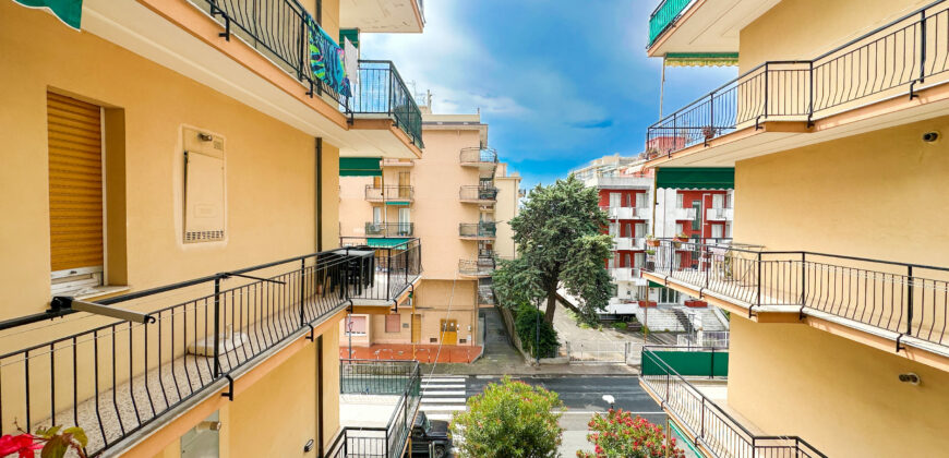 TRILOCALE COMPLETAMENTE RISTRUTTURATO ED ARREDATO CON DOPPIO BALCONE + CANTINA  –  VIA COMO – 100 m DAL MARE – PIETRA LIGURE