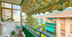 TRILOCALE COMPLETAMENTE RISTRUTTURATO ED ARREDATO CON DOPPIO BALCONE + CANTINA  –  VIA COMO – 100 m DAL MARE – PIETRA LIGURE
