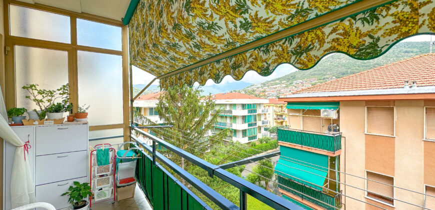TRILOCALE COMPLETAMENTE RISTRUTTURATO ED ARREDATO CON DOPPIO BALCONE + CANTINA  –  VIA COMO – 100 m DAL MARE – PIETRA LIGURE