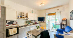 TRILOCALE COMPLETAMENTE RISTRUTTURATO ED ARREDATO CON DOPPIO BALCONE + CANTINA  –  VIA COMO – 100 m DAL MARE – PIETRA LIGURE