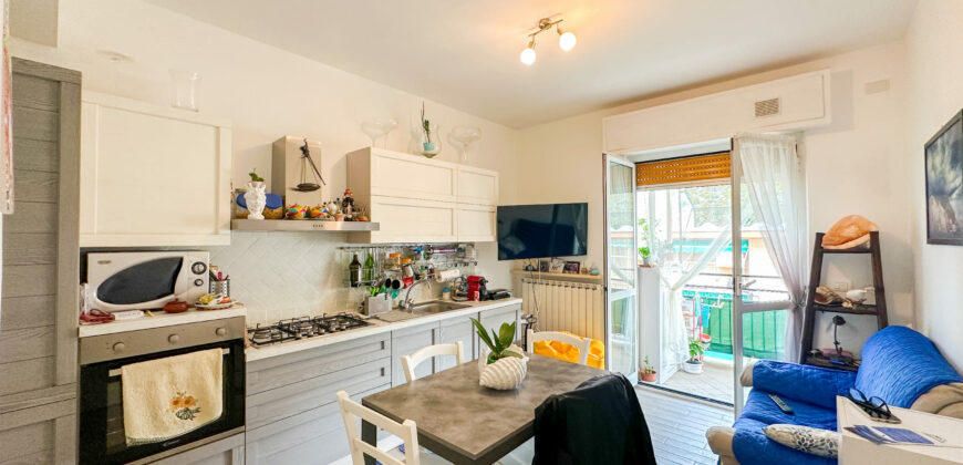 TRILOCALE COMPLETAMENTE RISTRUTTURATO ED ARREDATO CON DOPPIO BALCONE + CANTINA  –  VIA COMO – 100 m DAL MARE – PIETRA LIGURE