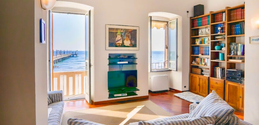 QUADRILOCALE DISPOSTO SU 2 LIVELLI –  PASSEGGIATA GROLLERO – DIRETTAMENTE SUL  MARE – ALASSIO