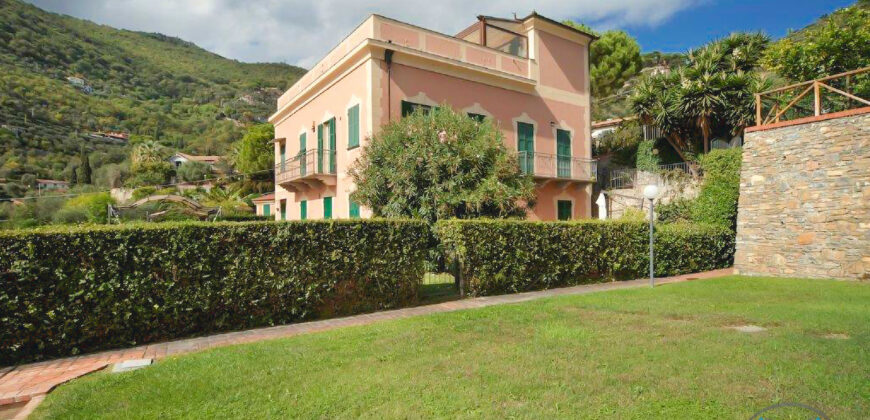 ATTICO CON  AMPIA TERRAZZA E PISCINA VISTA MARE IN VILLA STORICA –  VIA ADELASIA – 2 Km DAL MARE – ALASSIO