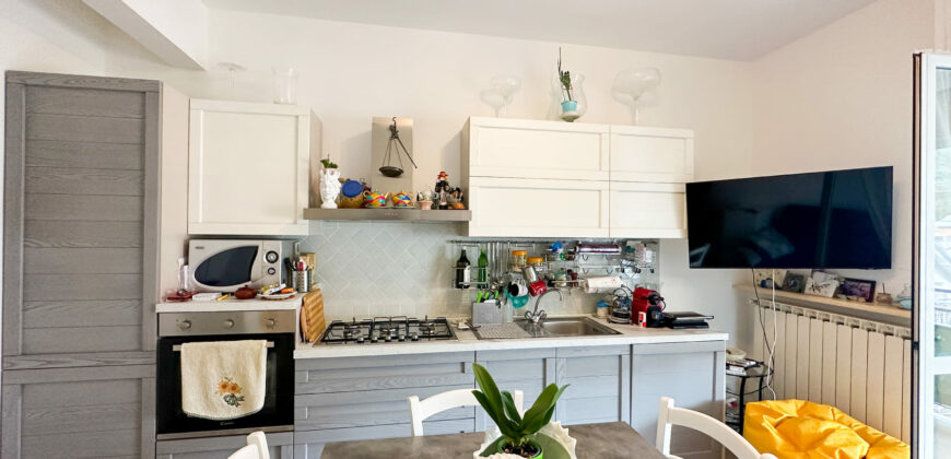 TRILOCALE COMPLETAMENTE RISTRUTTURATO ED ARREDATO CON DOPPIO BALCONE + CANTINA  –  VIA COMO – 100 m DAL MARE – PIETRA LIGURE