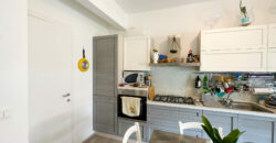 TRILOCALE COMPLETAMENTE RISTRUTTURATO ED ARREDATO CON DOPPIO BALCONE + CANTINA  –  VIA COMO – 100 m DAL MARE – PIETRA LIGURE