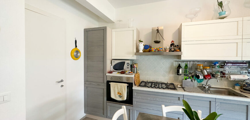 TRILOCALE COMPLETAMENTE RISTRUTTURATO ED ARREDATO CON DOPPIO BALCONE + CANTINA  –  VIA COMO – 100 m DAL MARE – PIETRA LIGURE