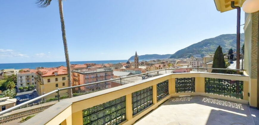 ATTICO SU 2 LIVELLI CON SPLENDIDI TERRAZZI VISTA MARE –  VIA ADELASIA – 500 m DAL MARE – ALASSIO