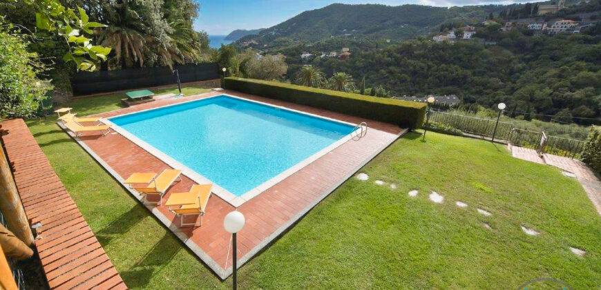 ATTICO CON  AMPIA TERRAZZA E PISCINA VISTA MARE IN VILLA STORICA –  VIA ADELASIA – 2 Km DAL MARE – ALASSIO