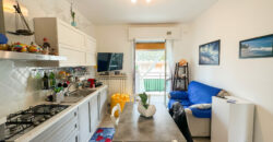 TRILOCALE COMPLETAMENTE RISTRUTTURATO ED ARREDATO CON DOPPIO BALCONE + CANTINA  –  VIA COMO – 100 m DAL MARE – PIETRA LIGURE