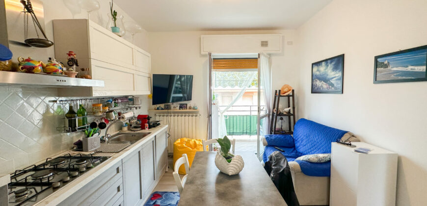 TRILOCALE COMPLETAMENTE RISTRUTTURATO ED ARREDATO CON DOPPIO BALCONE + CANTINA  –  VIA COMO – 100 m DAL MARE – PIETRA LIGURE