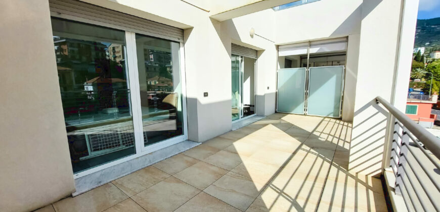 QUADRILOCALE RISTRUTTURATO CON DOPPIO TERRAZZO + LASTRICO SOLARE + MAGAZZINO + BOX AUTO –  VIA GEROLAMO GASTALDI – 650 m DAL MARE – ALASSIO