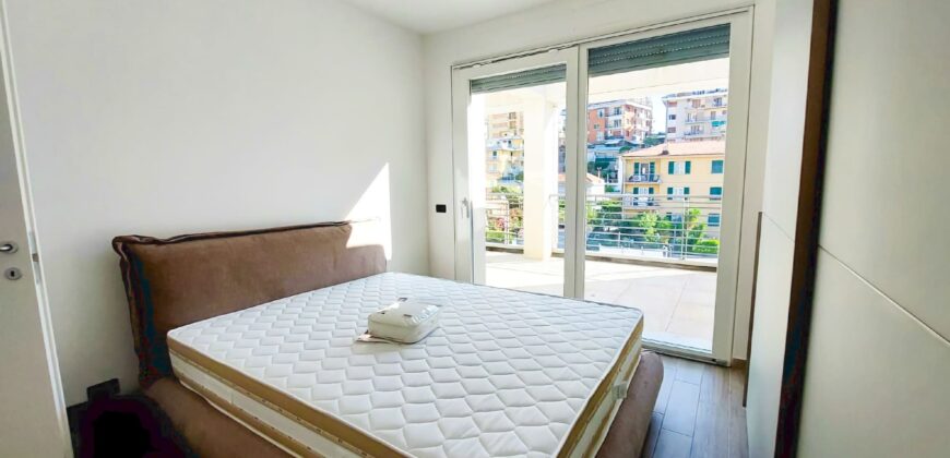 QUADRILOCALE RISTRUTTURATO CON DOPPIO TERRAZZO + LASTRICO SOLARE + MAGAZZINO + BOX AUTO –  VIA GEROLAMO GASTALDI – 650 m DAL MARE – ALASSIO