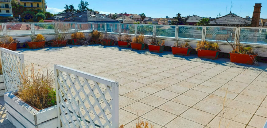 QUADRILOCALE RISTRUTTURATO CON DOPPIO TERRAZZO + LASTRICO SOLARE + MAGAZZINO + BOX AUTO –  VIA GEROLAMO GASTALDI – 650 m DAL MARE – ALASSIO