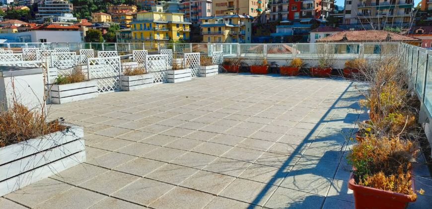 QUADRILOCALE RISTRUTTURATO CON DOPPIO TERRAZZO + LASTRICO SOLARE + MAGAZZINO + BOX AUTO –  VIA GEROLAMO GASTALDI – 650 m DAL MARE – ALASSIO