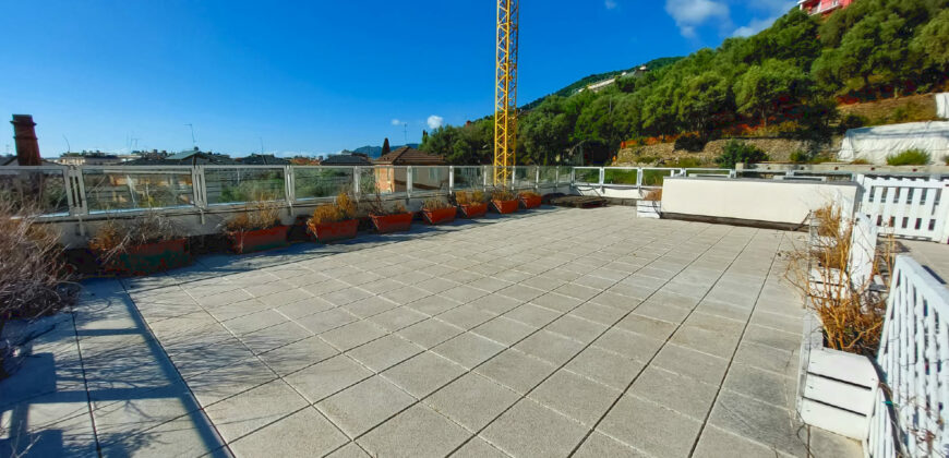 QUADRILOCALE RISTRUTTURATO CON DOPPIO TERRAZZO + LASTRICO SOLARE + MAGAZZINO + BOX AUTO –  VIA GEROLAMO GASTALDI – 650 m DAL MARE – ALASSIO