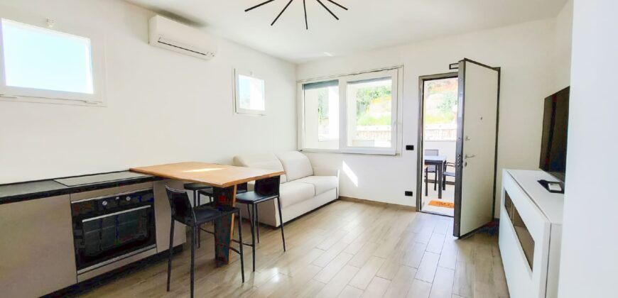 QUADRILOCALE RISTRUTTURATO CON DOPPIO TERRAZZO + LASTRICO SOLARE + MAGAZZINO + BOX AUTO –  VIA GEROLAMO GASTALDI – 650 m DAL MARE – ALASSIO