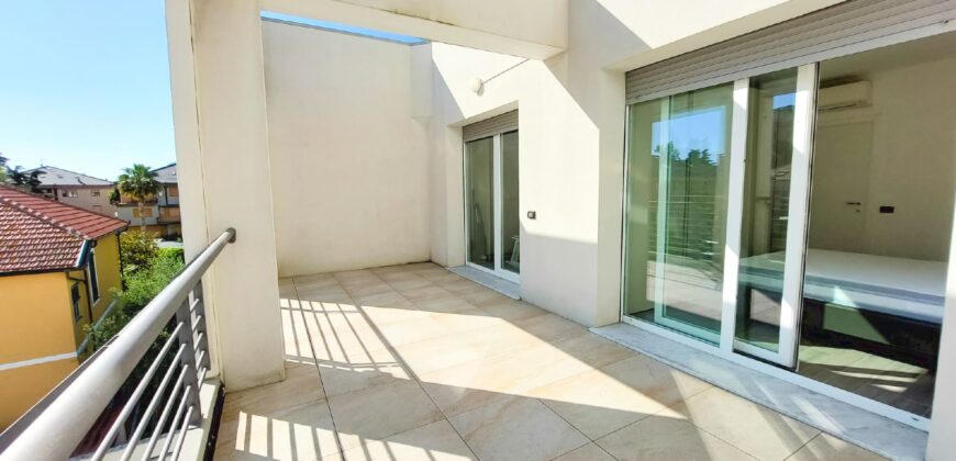 QUADRILOCALE RISTRUTTURATO CON DOPPIO TERRAZZO + LASTRICO SOLARE + MAGAZZINO + BOX AUTO –  VIA GEROLAMO GASTALDI – 650 m DAL MARE – ALASSIO