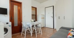 MONOLOCALE RISTRUTTURATO ED ARREDATO CON AMPIO BALCONE E VISTA APERTA –  VIA RAFFAELLO  – 400 m DAL MARE – BORGHETTO SANTO SPIRITO