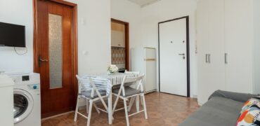 MONOLOCALE RISTRUTTURATO ED ARREDATO CON AMPIO BALCONE E VISTA APERTA –  VIA RAFFAELLO  – 400 m DAL MARE – BORGHETTO SANTO SPIRITO