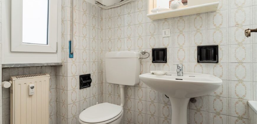 MONOLOCALE RISTRUTTURATO ED ARREDATO CON AMPIO BALCONE E VISTA APERTA –  VIA RAFFAELLO  – 400 m DAL MARE – BORGHETTO SANTO SPIRITO