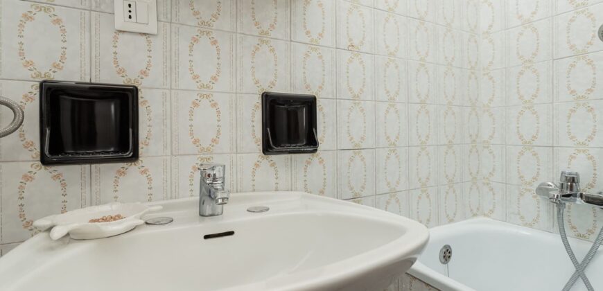 MONOLOCALE RISTRUTTURATO ED ARREDATO CON AMPIO BALCONE E VISTA APERTA –  VIA RAFFAELLO  – 400 m DAL MARE – BORGHETTO SANTO SPIRITO