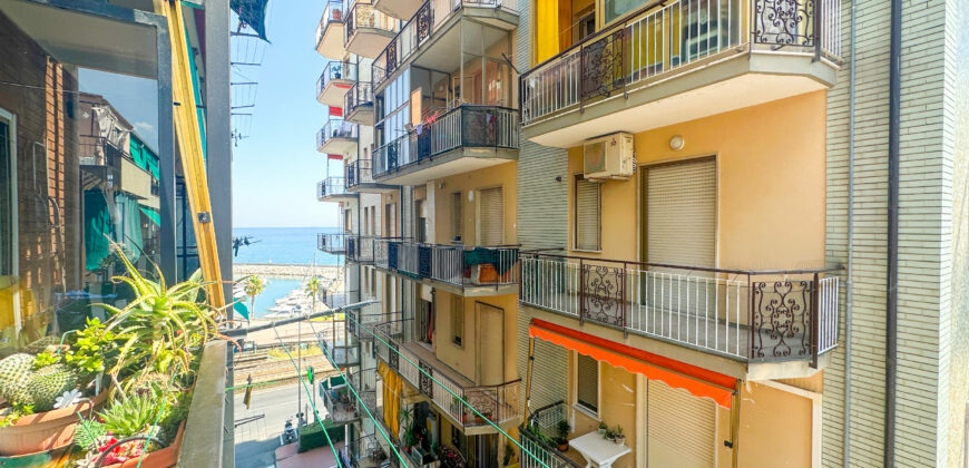 BILOCALE CON BALCONE VISTA MARE + LASTRICO SOLARE –  CORSO EUROPA – SUL MARE – BORGHETTO SANTO SPIRITO